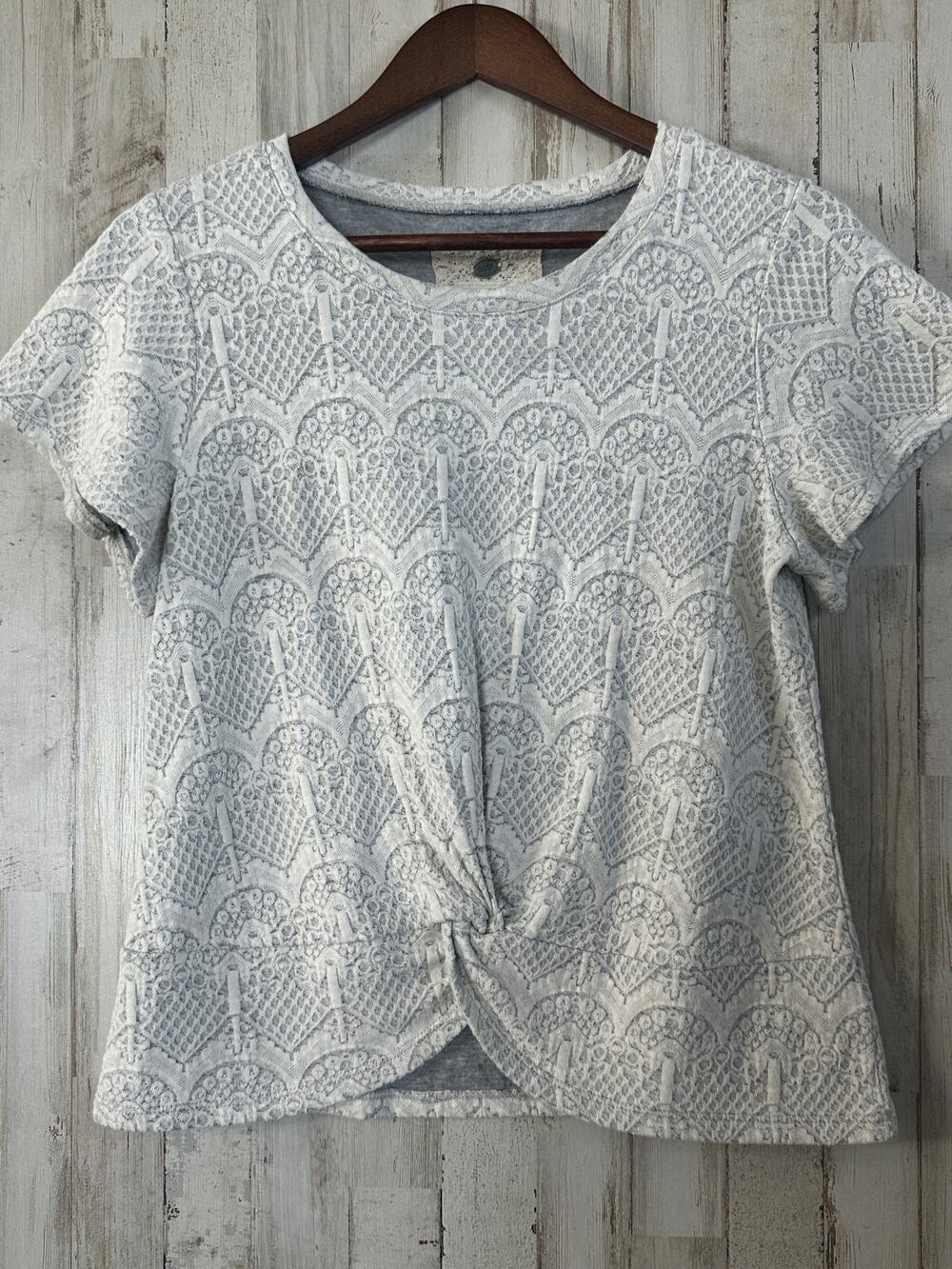 Cupio Blouse Sz Large Light Gray Cotton Blend Twist Hem Floral Boho Cottage EUC